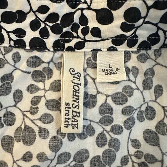 St Johns Bay Stretch allover print blouse top blue and white SZ L button front - Picture 6 of 6